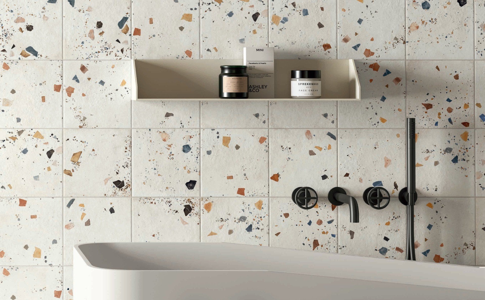 Baie modernă cu accente ludice | Inspirație Baie Modern