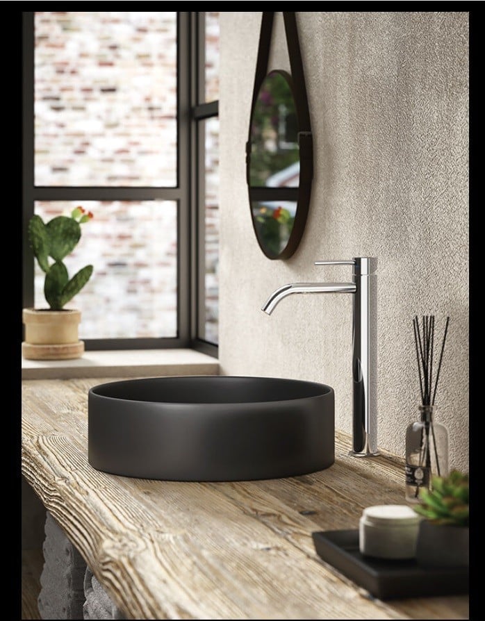 Baie tactilă, note de lemn brut | Inspirație Baie Modern
