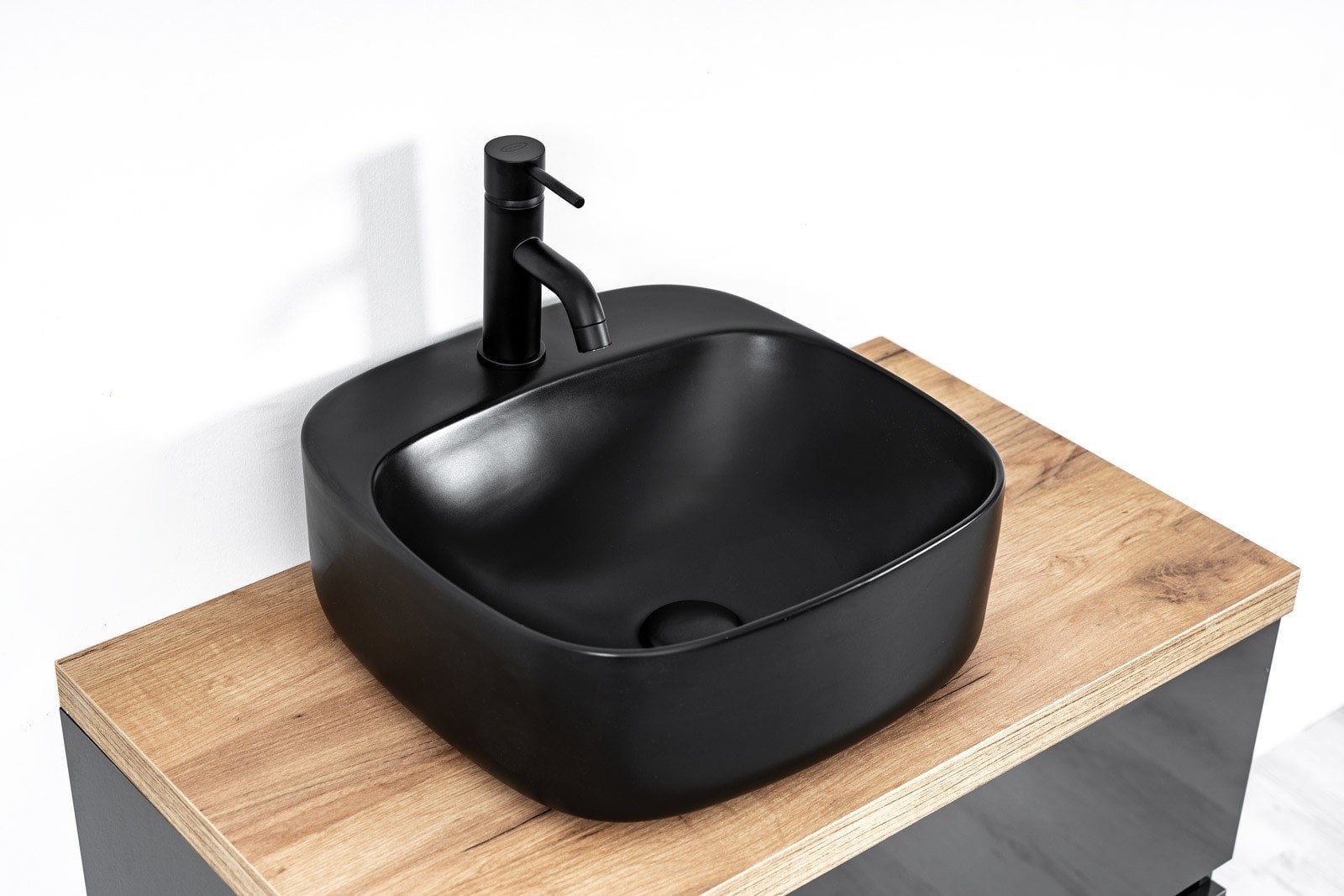 Minimalism în baie cu accente mate | Inspirație Baie Modern
