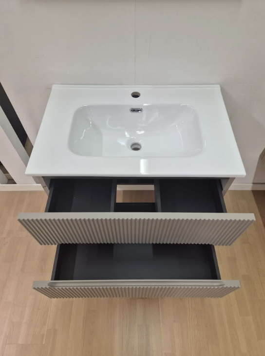 Baie modernă cu accente texturate | Inspirație Baie Modern