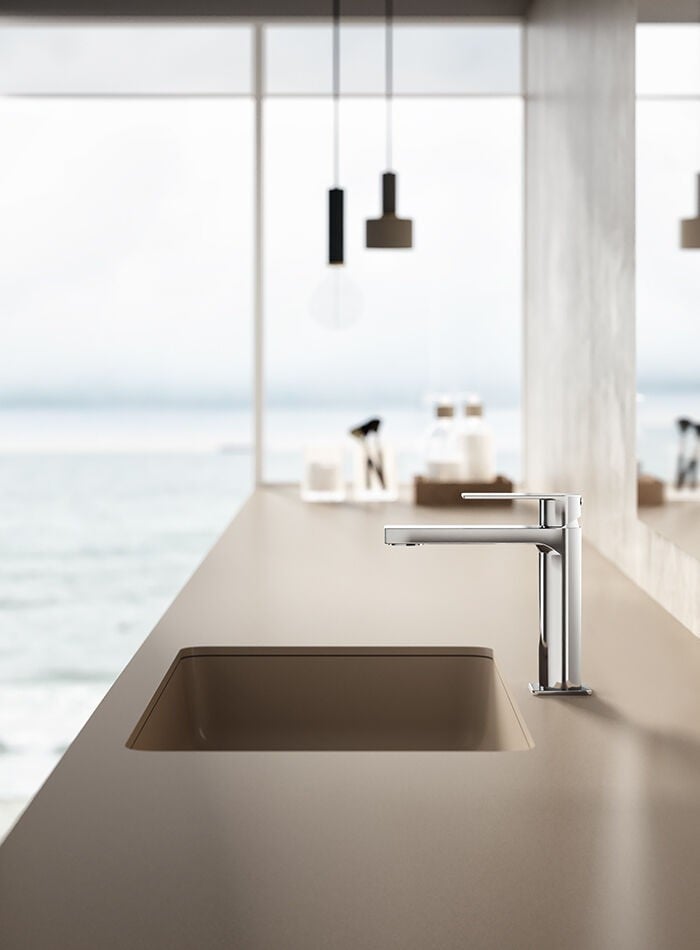 Baie minimalistă cu vedere la mare | Inspirație Baie Modern