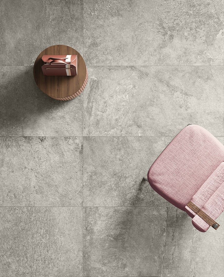 Living minimalist cu accente roz