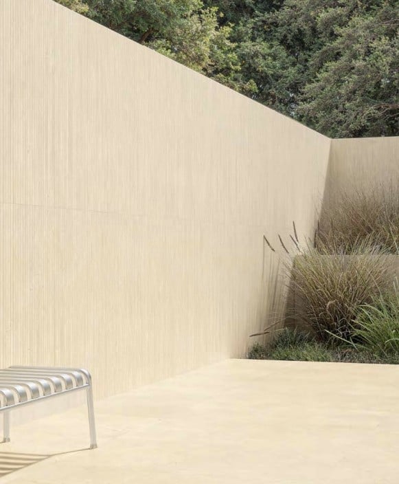 Curte modernă cu zid texturat | Inspirație Terasă Minimalist