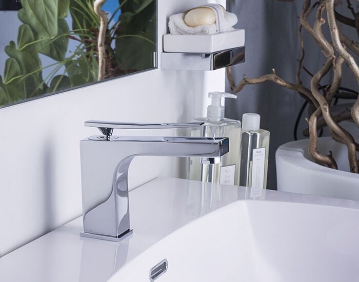 Baie minimalistă, detalii cromate | Inspirație Baie Modern