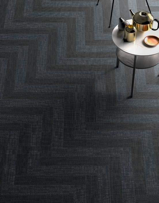 Living minimalist cu texturi urbane | Inspirație Living Modern