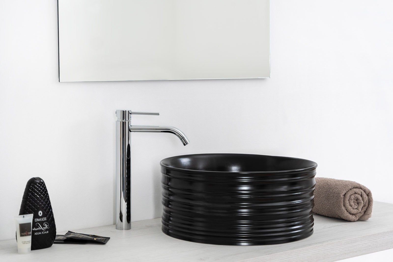 Baie minimalistă, contrast elegant | Inspirație Baie Modern