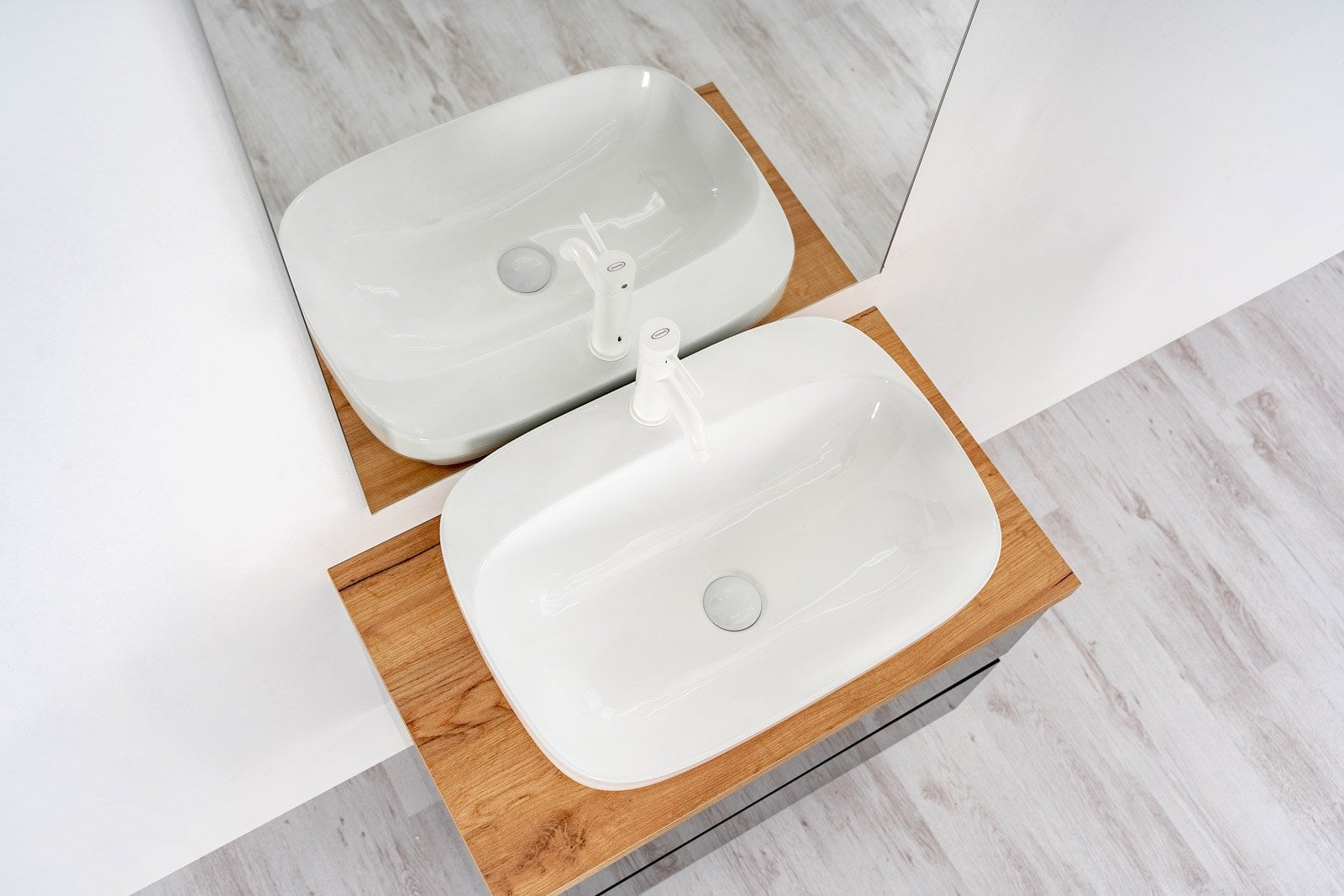 Baie luminoasă, minimalistă | Inspirație Baie Modern