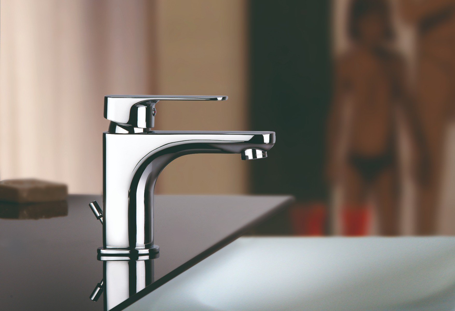 Baie modernă cu accente cromate | Inspirație Baie Modern