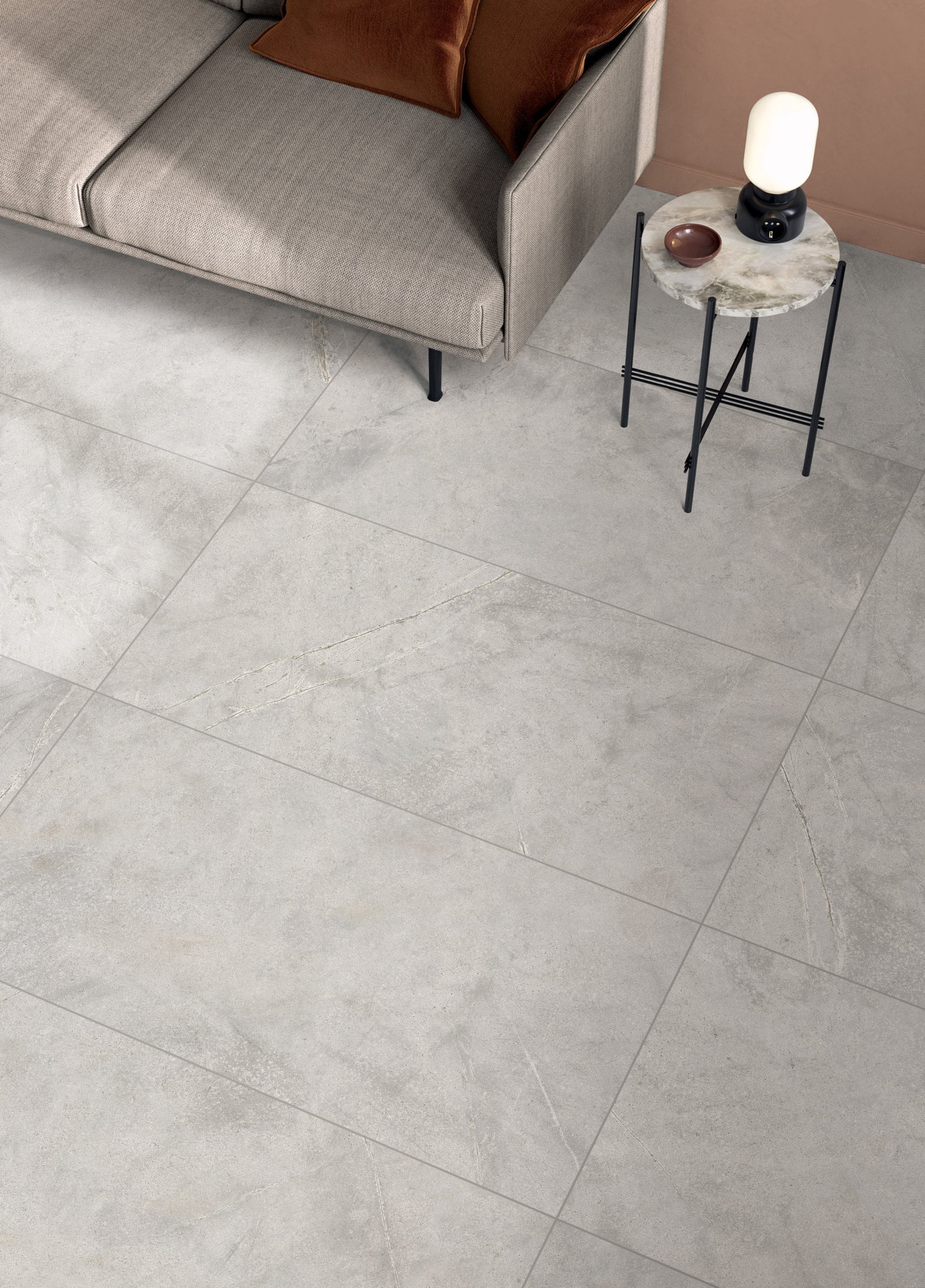 Living minimalist cu accente calde | Inspirație Baie Minimalist