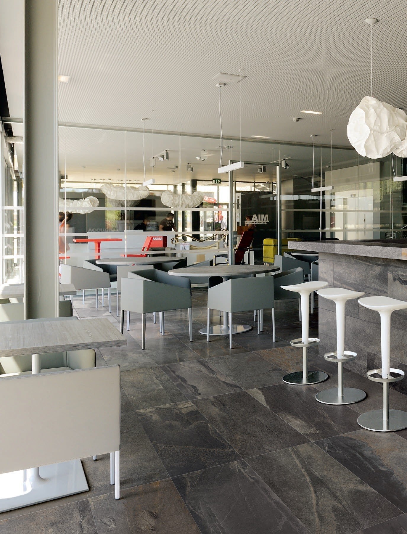 Lounge urban cu accente discrete | Inspirație Baie Modern