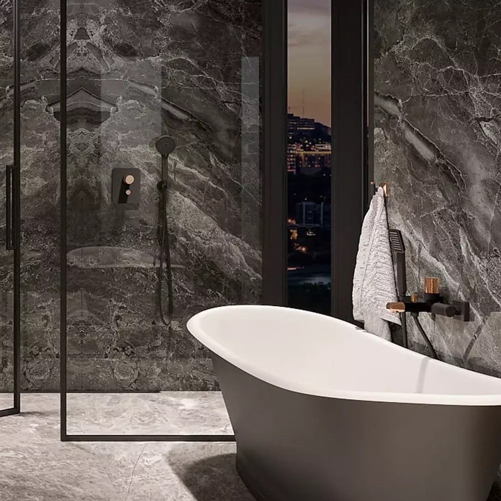 Baie urbană în marmură profundă | Inspirație Baie Modern