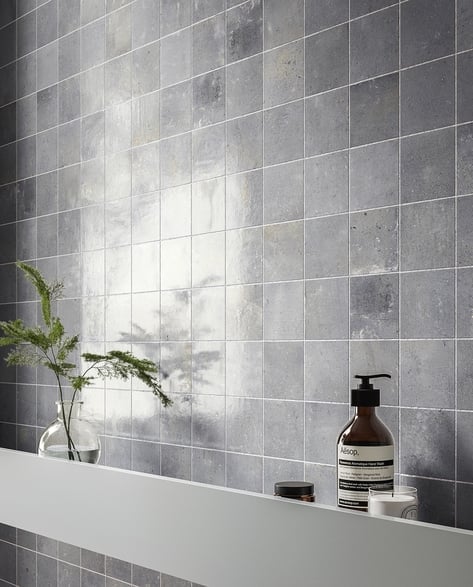 Baie modernă în gri urban | Inspirație Baie Modern