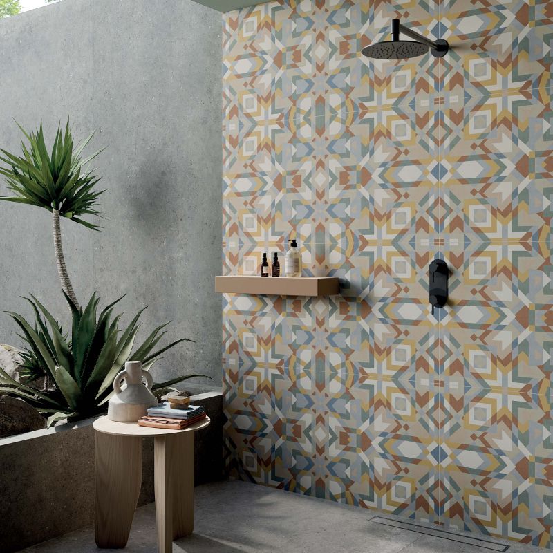 Duș exterior cu accente mediteraneene | Inspirație Baie Modern