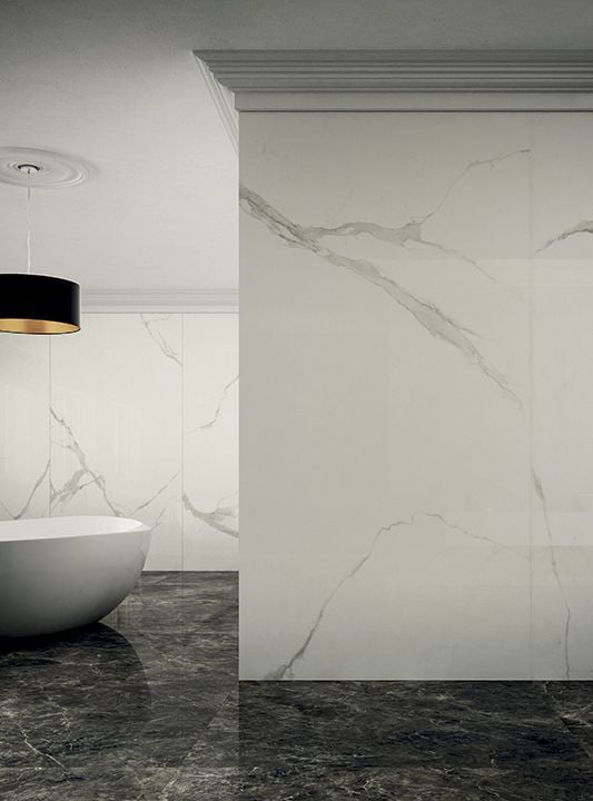 Baie spațioasă, contrast elegant | Inspirație Baie Modern