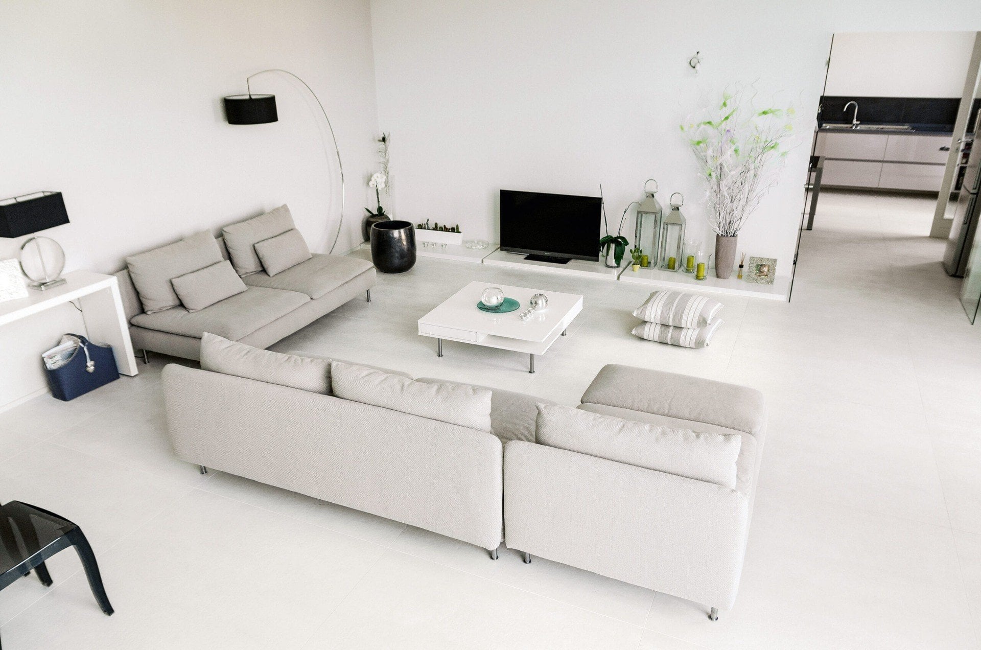 Living minimalist cu lumină albă | Inspirație Baie Industrial