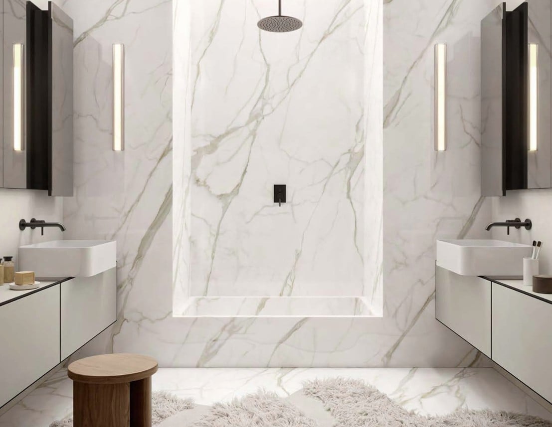 Baie spațioasă în marmură albă | Inspirație Baie Modern