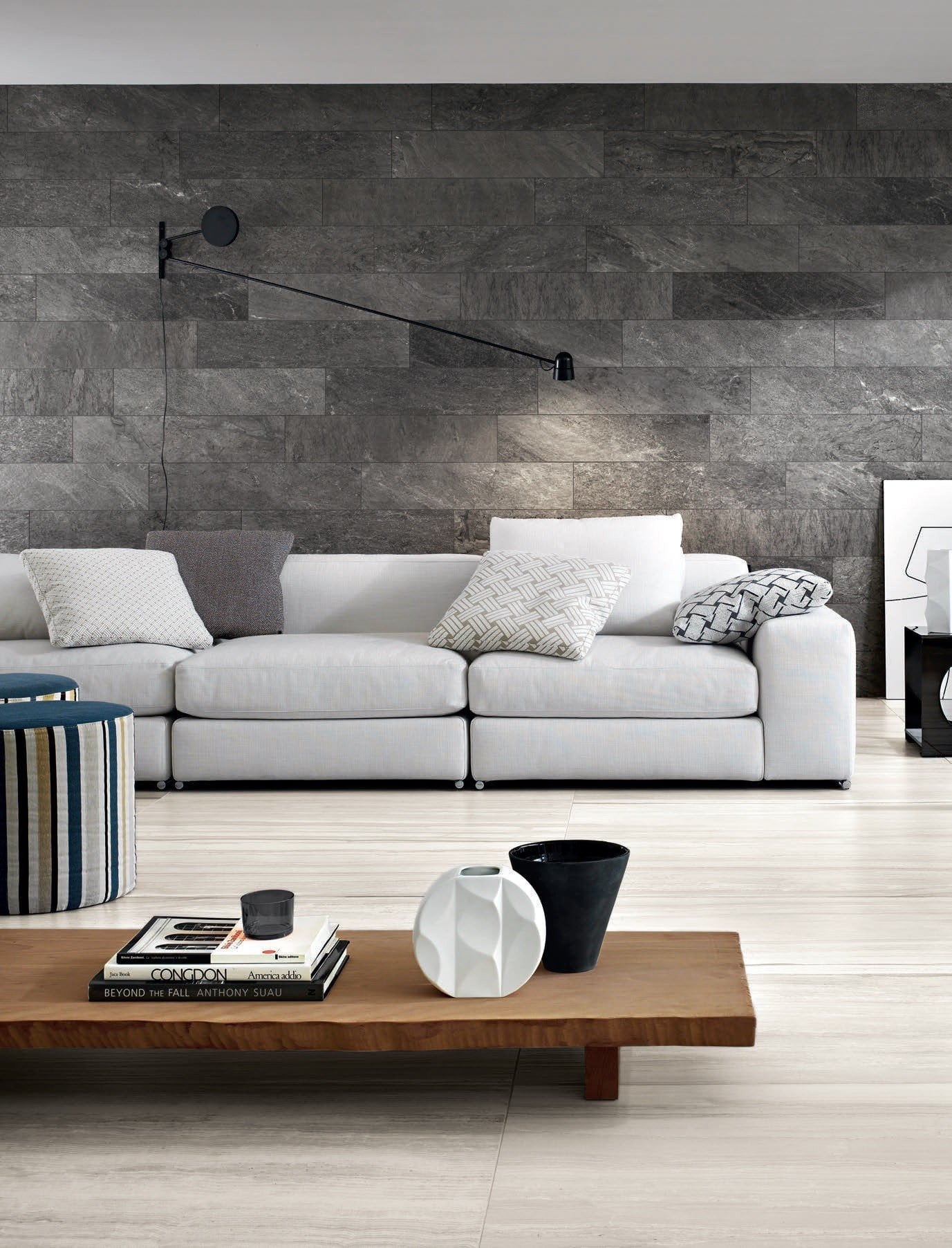 Living modern cu accente de piatră | Inspirație Baie Modern