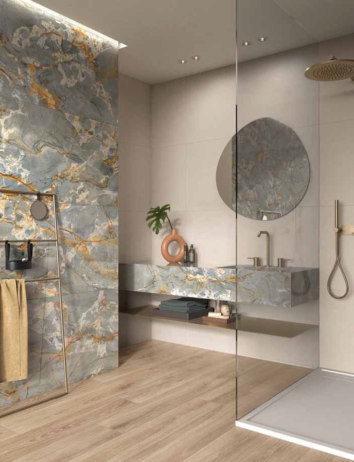 Baie modernă cu accente aurii | Inspirație Baie Modern