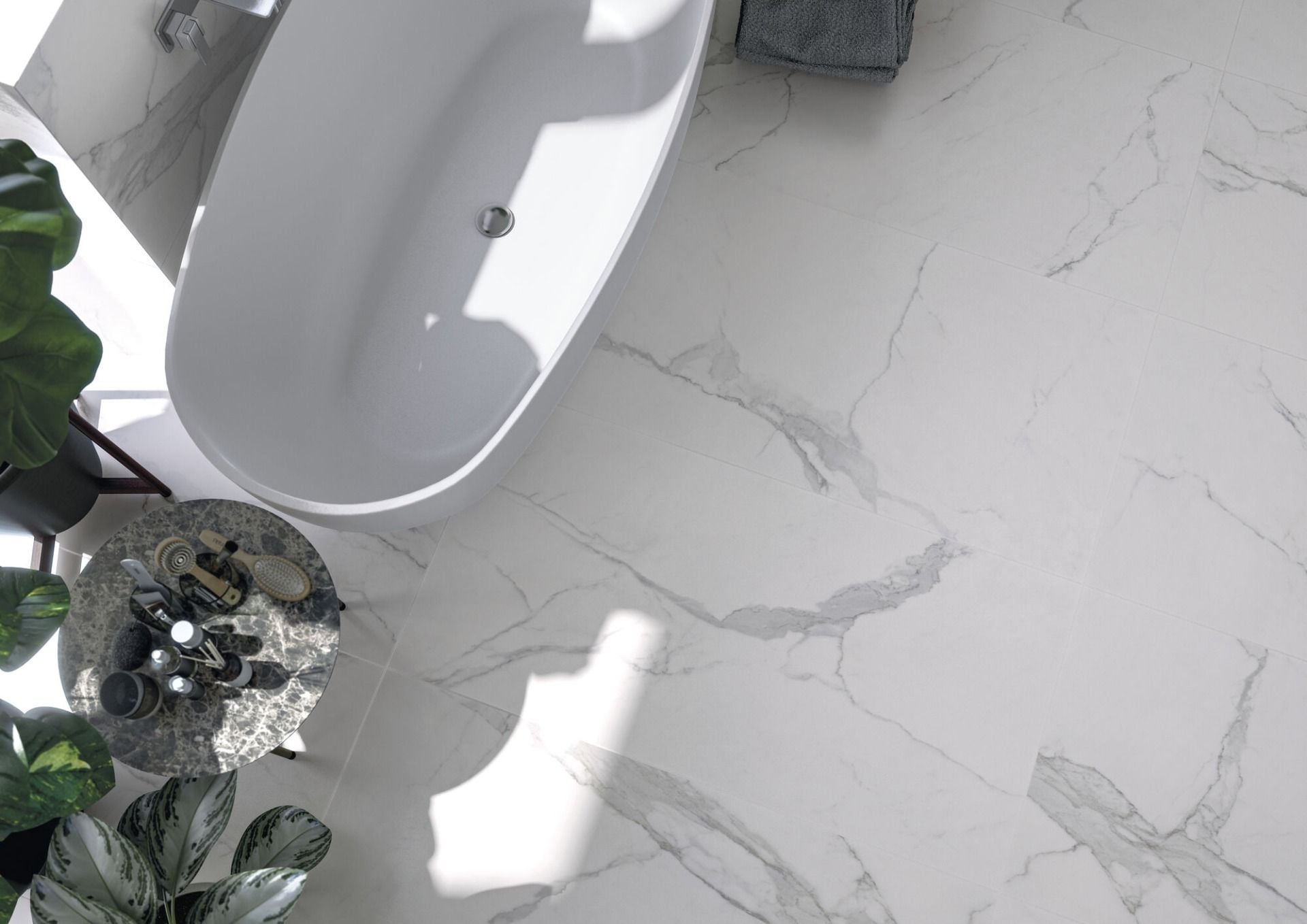 Baie spațioasă în marmură albă | Inspirație Baie Modern