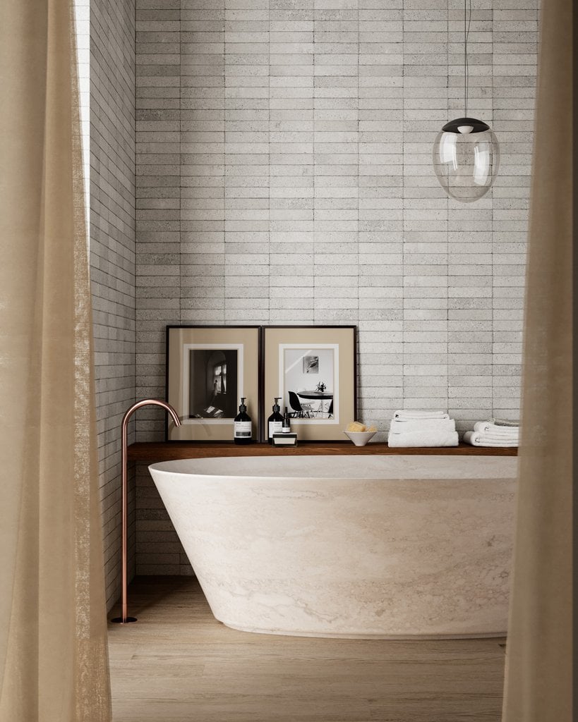 Baie spațioasă cu accente calde | Inspirație Baie Minimalist