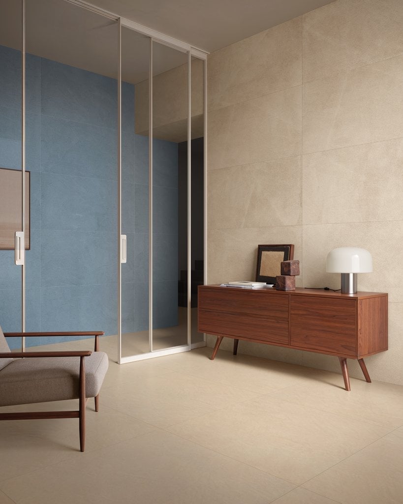 Living minimalist cu accente calde