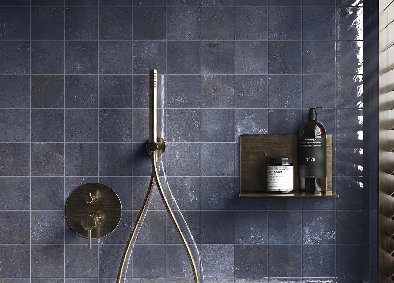 Duș intim cu accente aurii | Inspirație Baie Modern