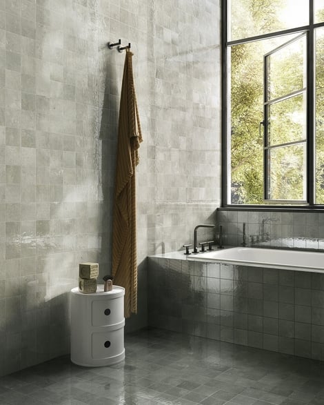 Baie mediteraneană cu lumină naturală | Inspirație Baie Modern