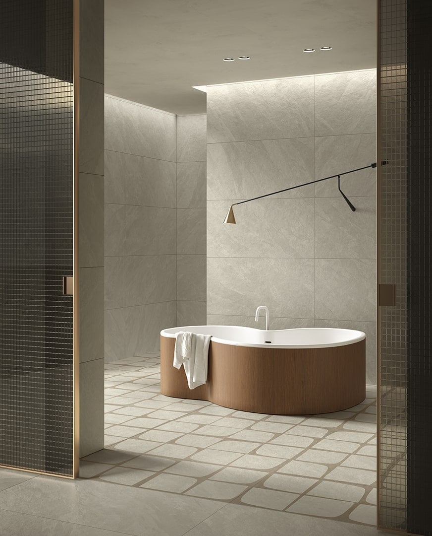Baie spațioasă cu accente calde | Inspirație Baie Minimalist