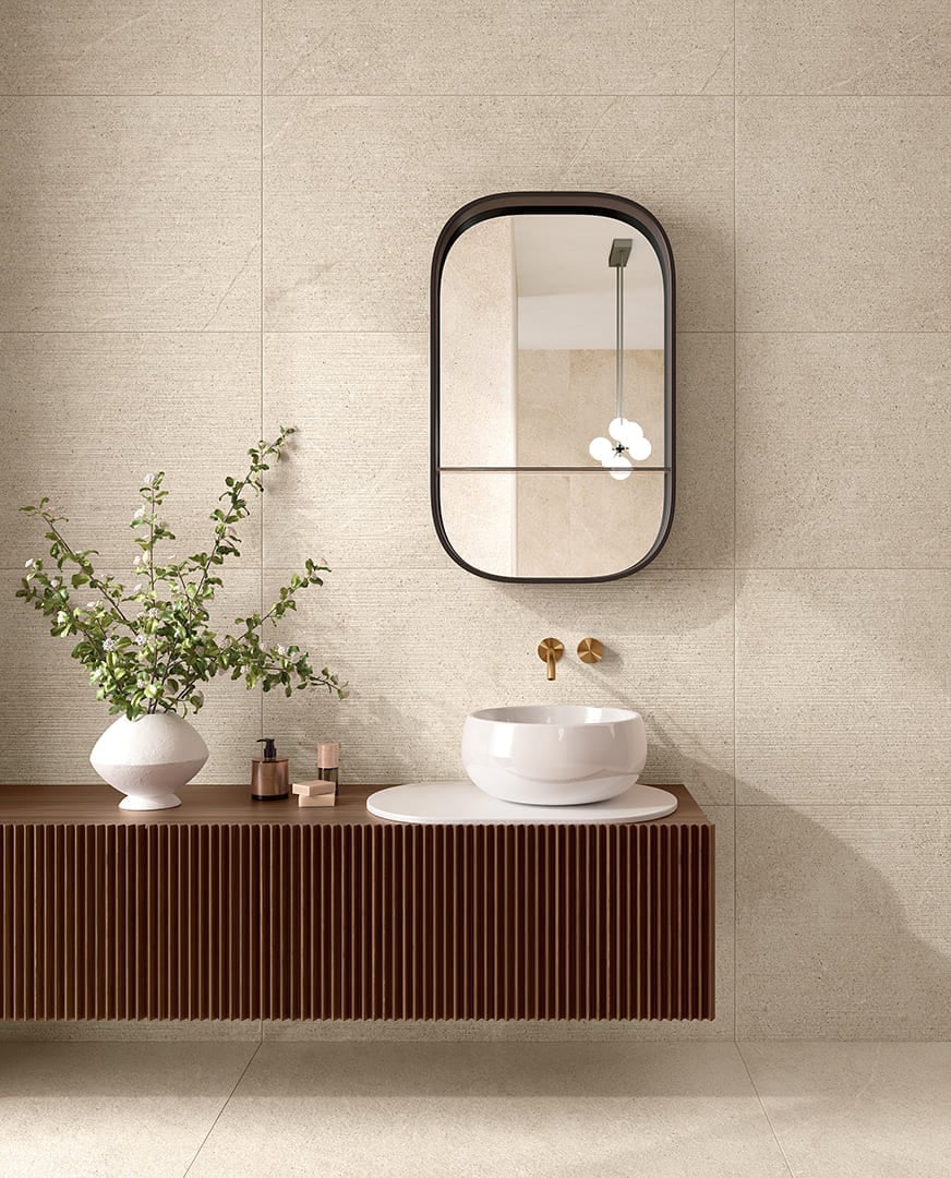 Baie caldă cu accente naturale | Inspirație Baie Modern