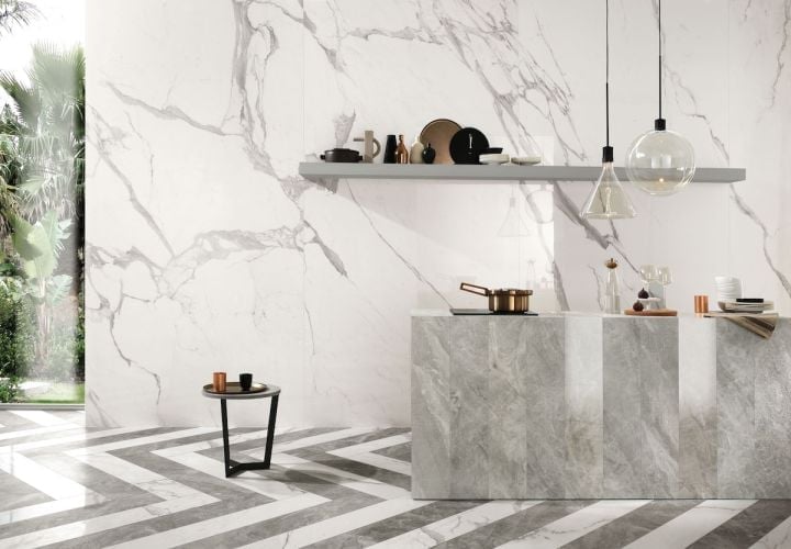 Bucătărie luminoasă cu accente marmură | Inspirație Baie Minimalist