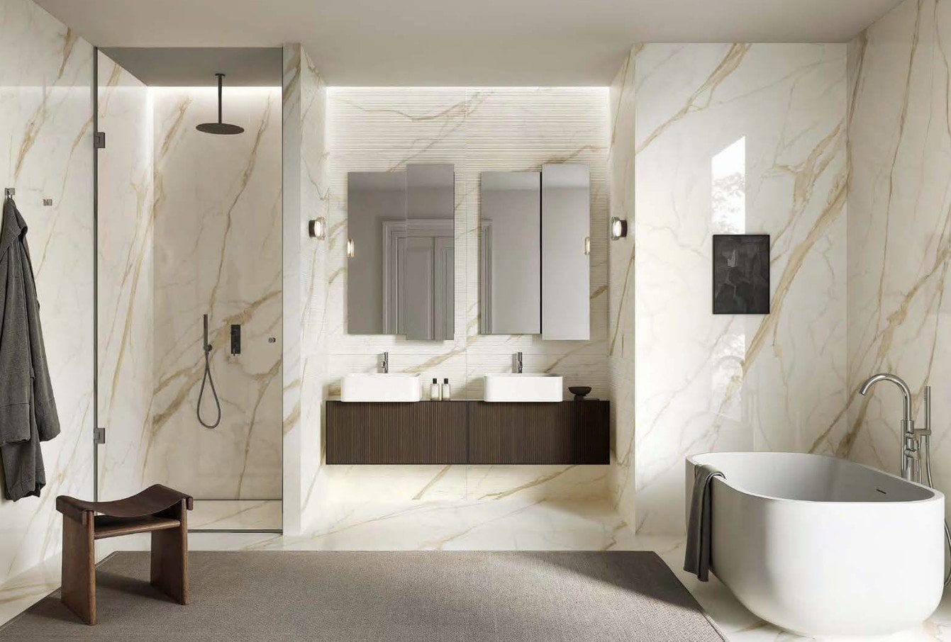 Baie spațioasă cu venaturi aurii | Inspirație Baie Modern