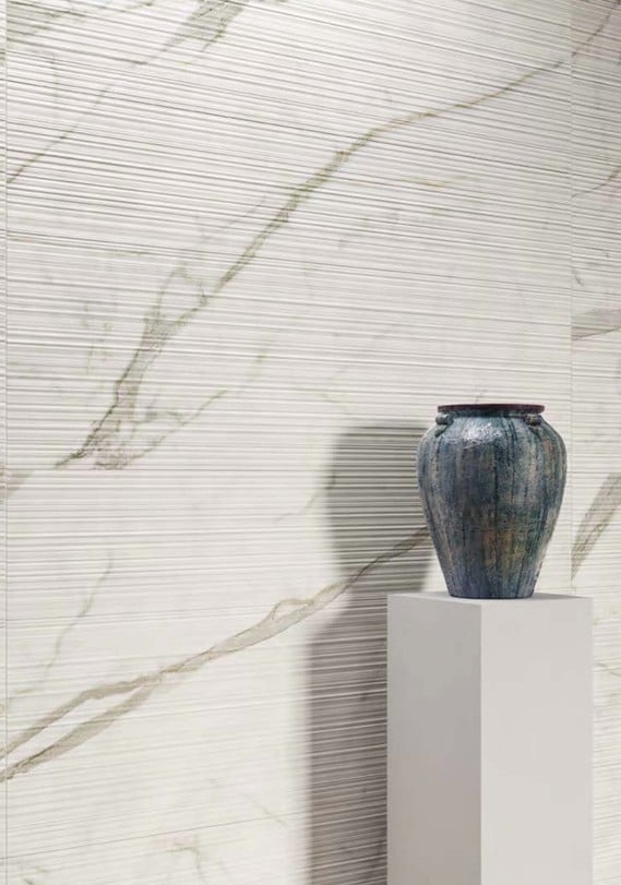 Hol minimalist în marmură striată | Inspirație Baie Modern