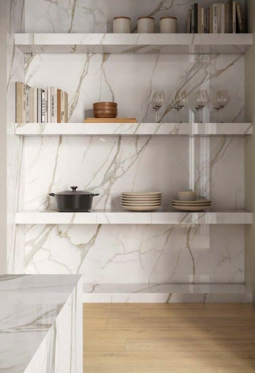 Bucătărie luminoasă cu accente aurii | Inspirație Baie Modern
