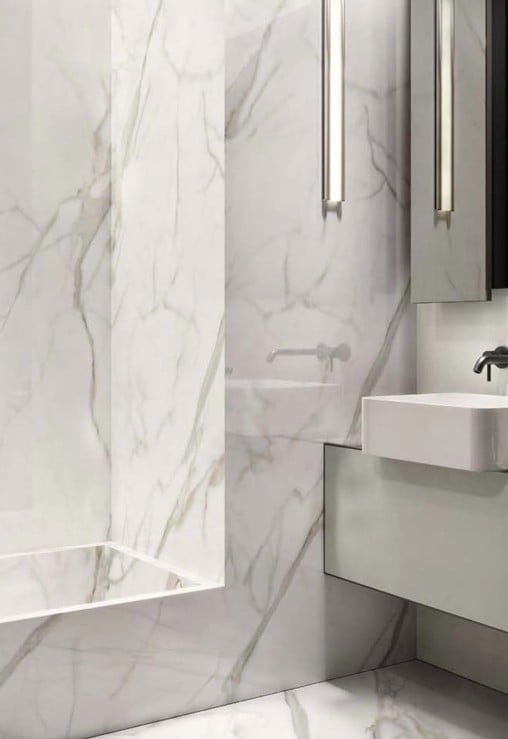 Baie modernă în marmură albă | Inspirație Baie Modern
