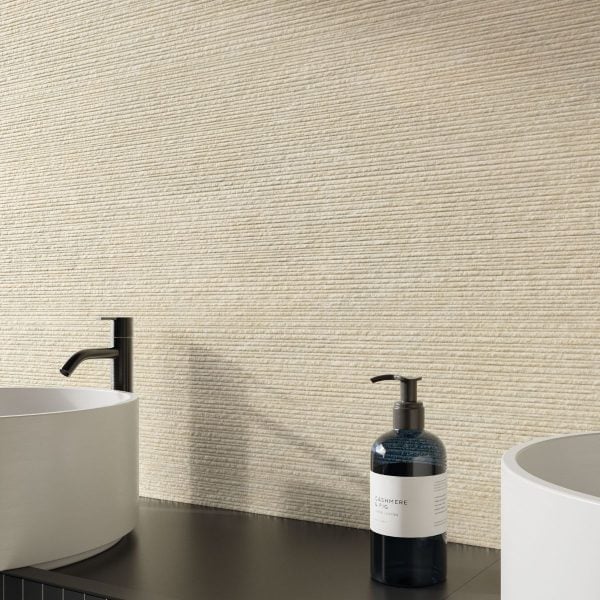 Baie minimalistă cu textură subtilă | Inspirație Baie Modern