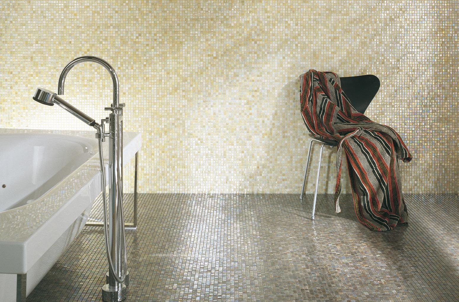 Baie spa cu mozaic iridescent | Inspirație Baie Modern
