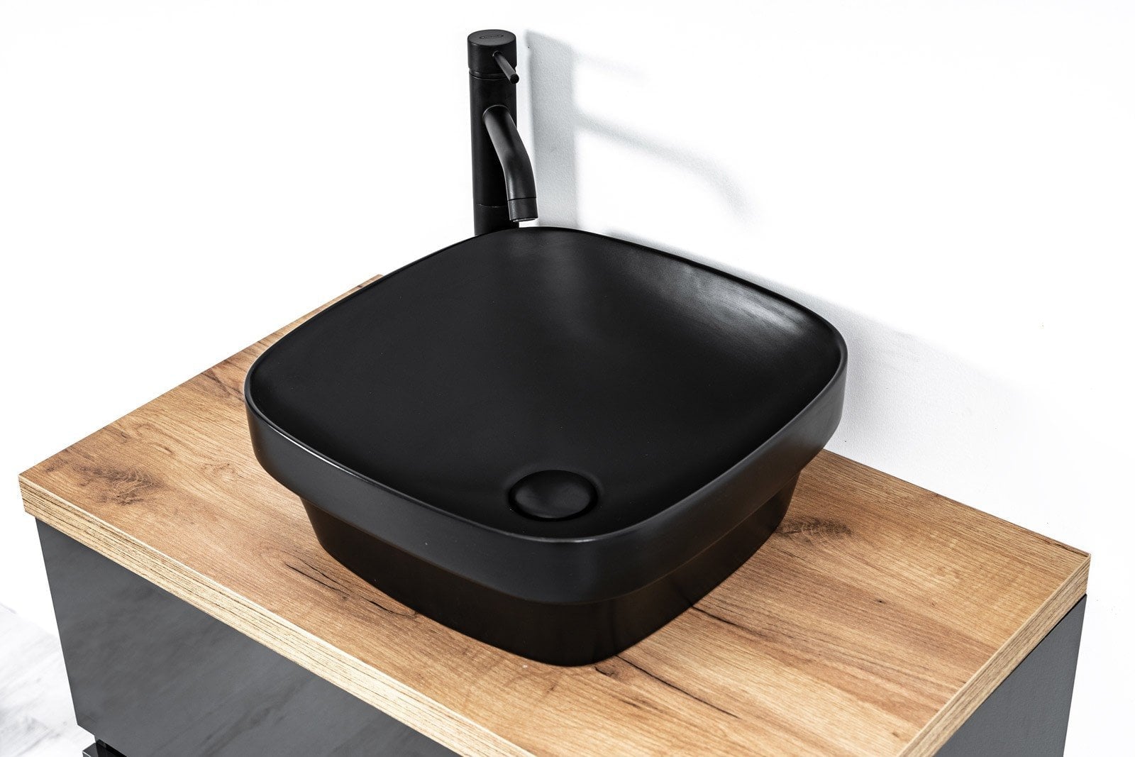 Baie modernă cu accente negre | Inspirație Baie Modern