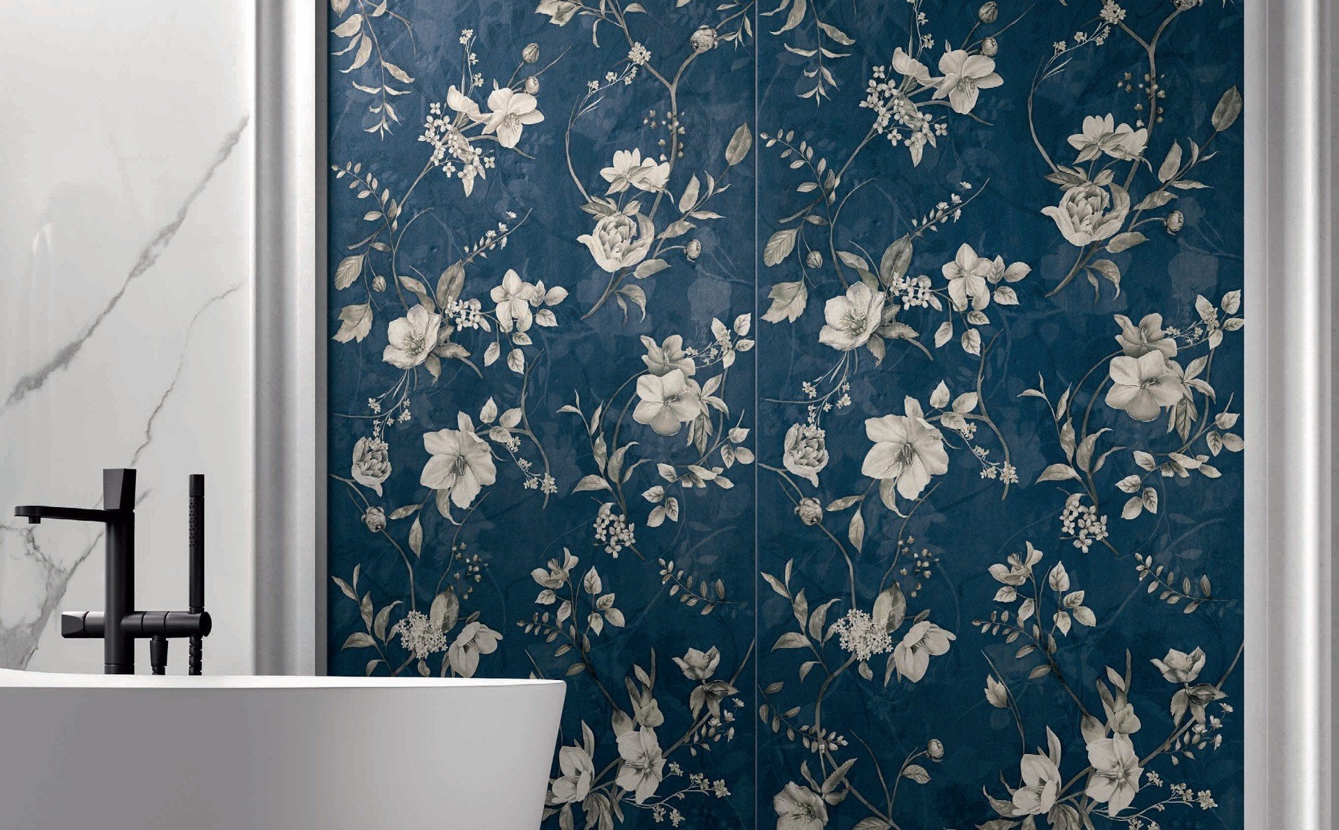 Baie rafinată cu accente florale | Inspirație Baie Modern
