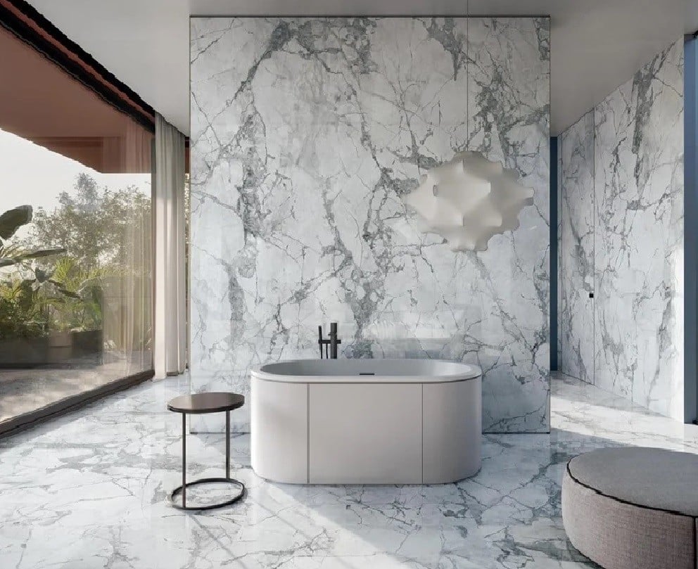 Baie spațioasă în marmură albă | Inspirație Baie Modern