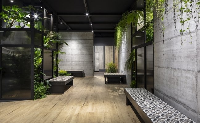 Hol urban cu accente tropicale | Inspirație Hol Rustic