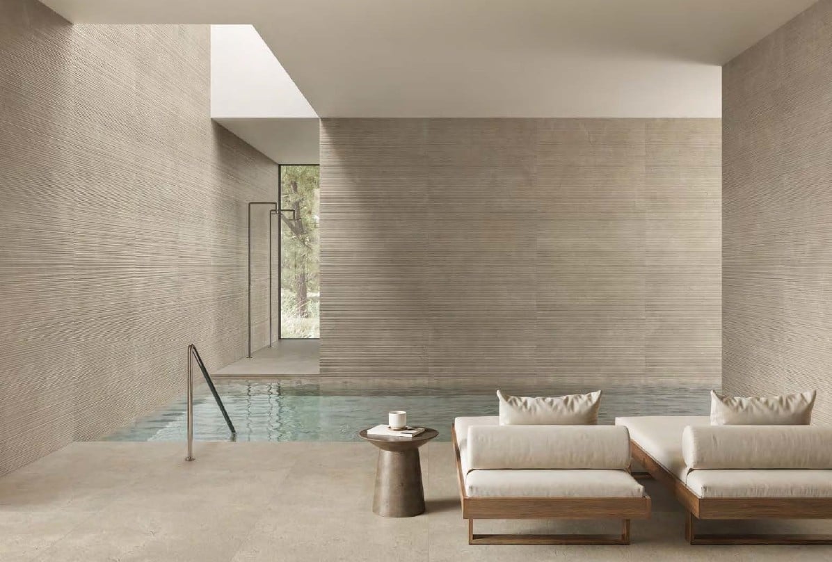 Piscină interioară în bej cald | Inspirație Baie Modern
