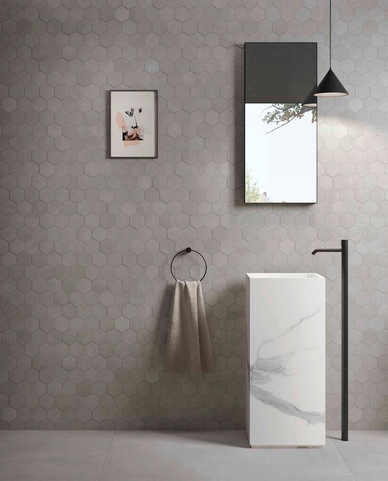 Baie minimalistă cu accente marmură