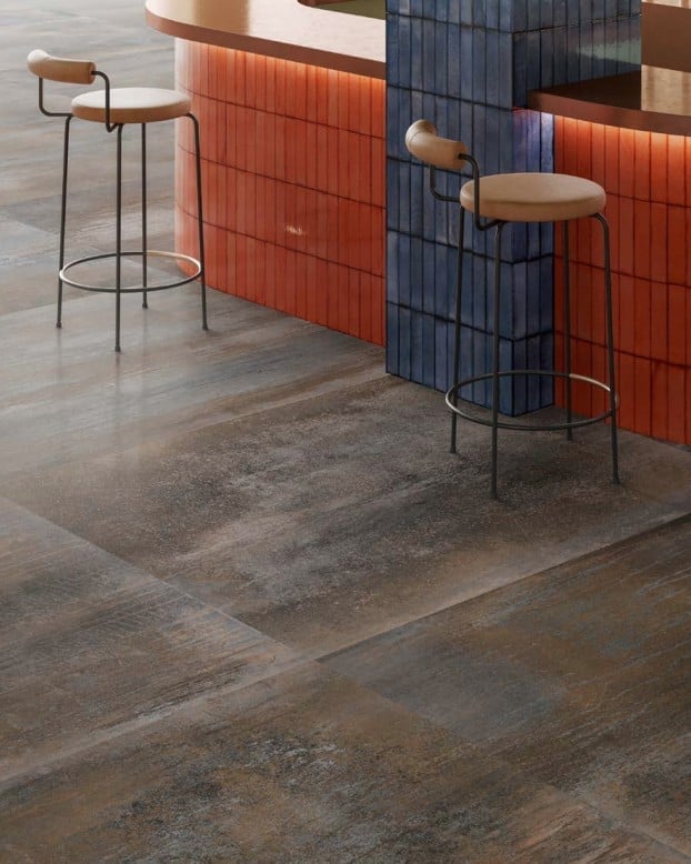 Bar urban cu accente calde | Inspirație Baie Minimalist
