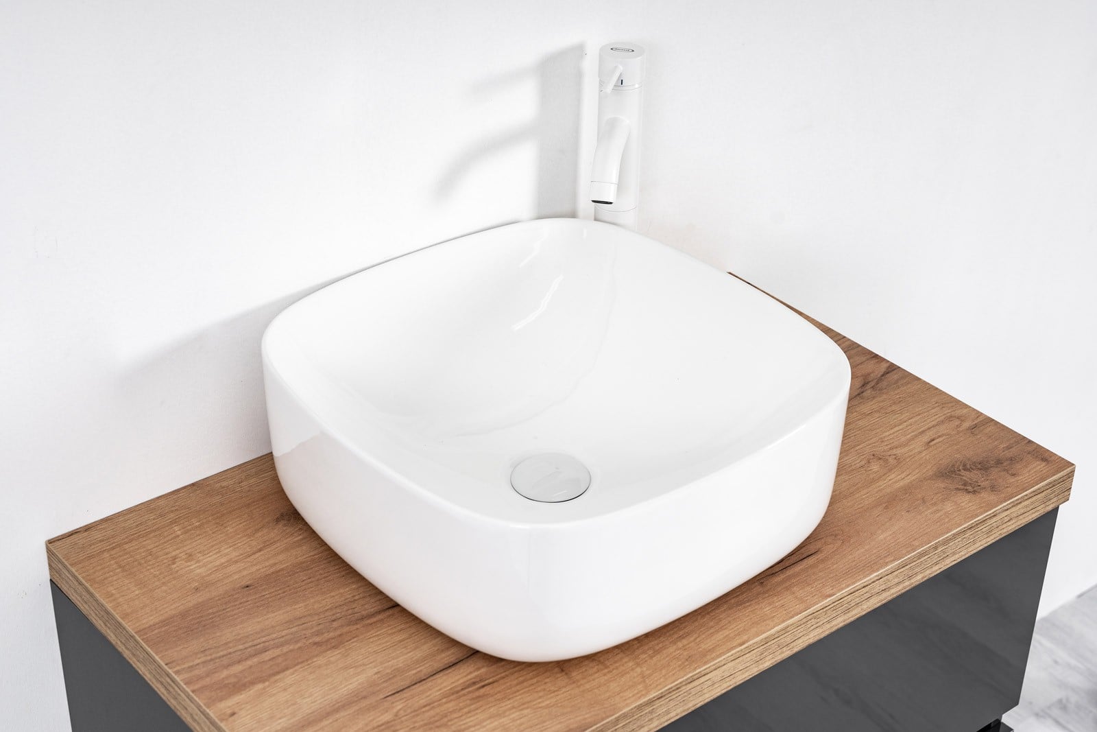 Baie minimalistă cu accente calde | Inspirație Baie Modern