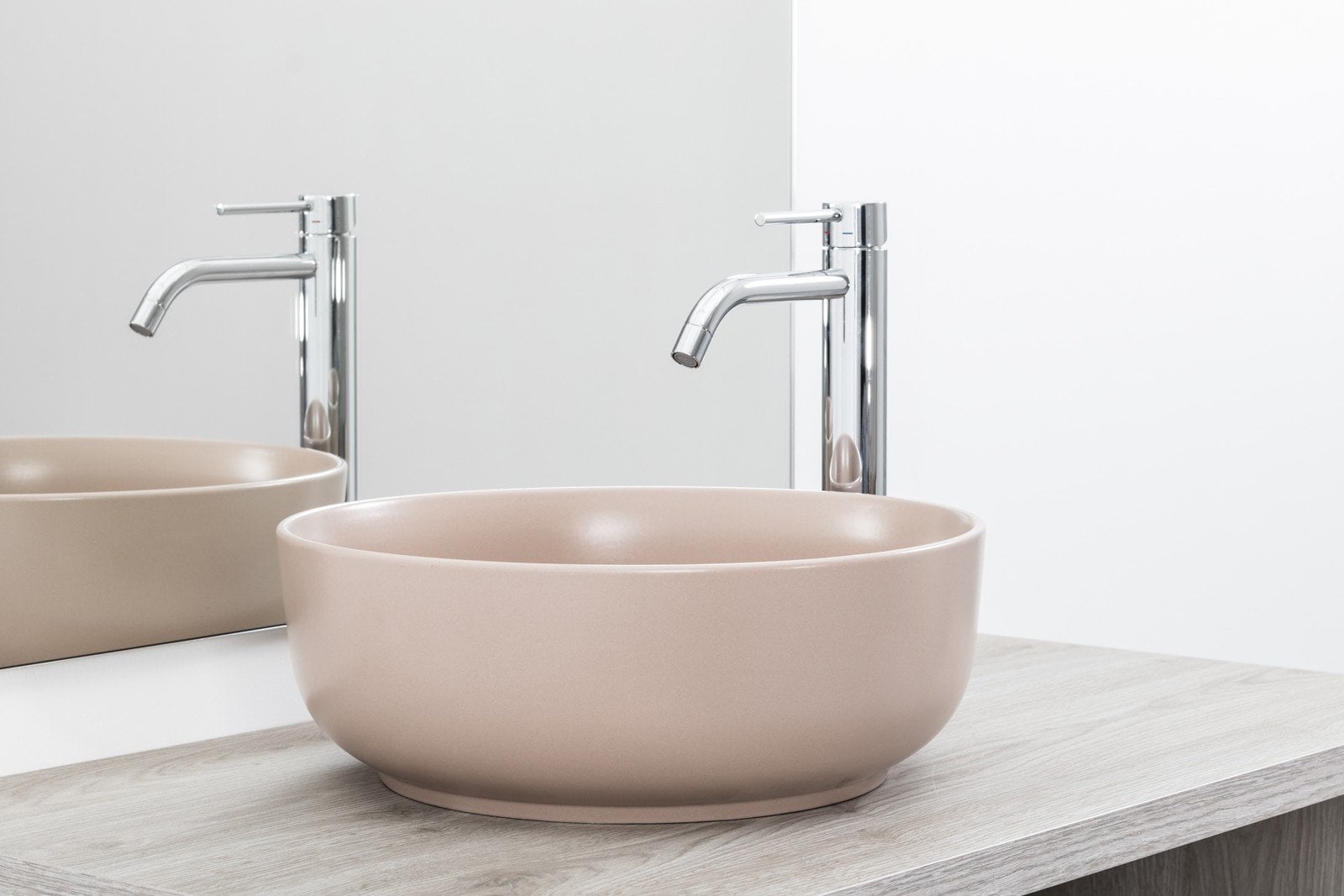 Baie minimalistă, tonuri calde | Inspirație Baie Modern