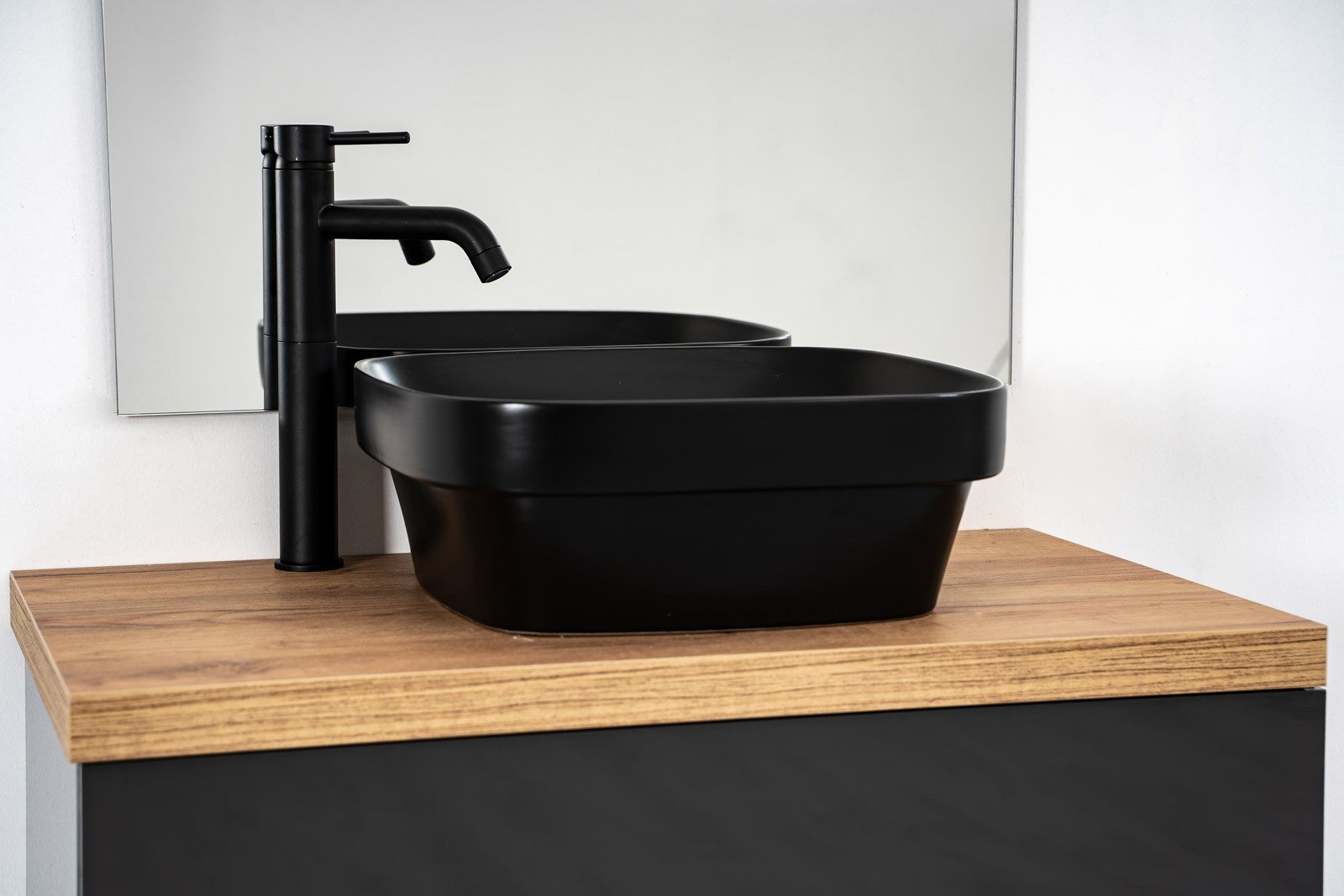 Baie modernă cu accente negre | Inspirație Baie Modern