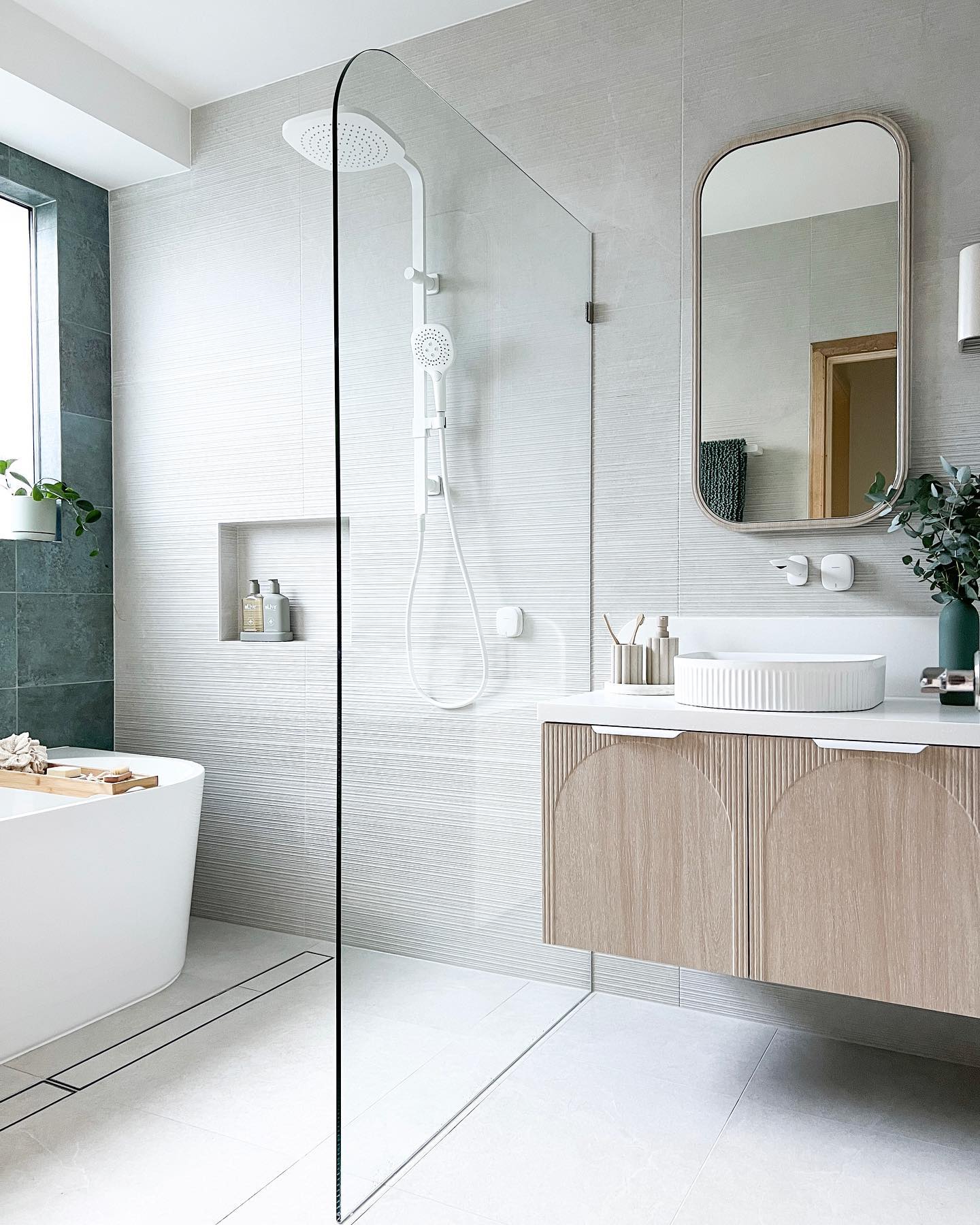 Baie modernă cu accente naturale | Inspirație Baie Modern