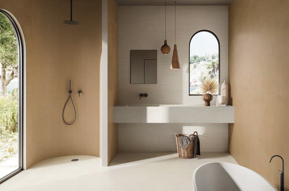 Baie mediteraneană cu lumină naturală | Inspirație Baie Modern