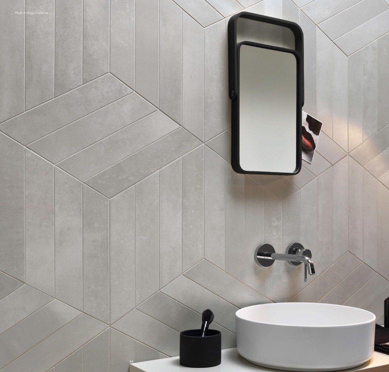 Baie modernă cu un twist grafic | Inspirație Baie Minimalist