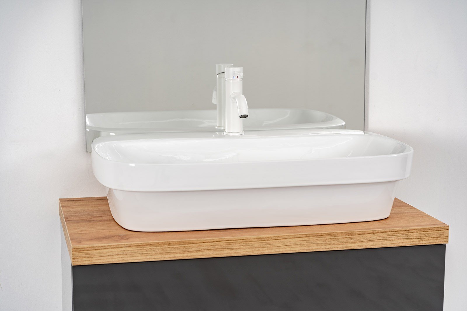 Baie minimalistă cu accente calde | Inspirație Baie Modern
